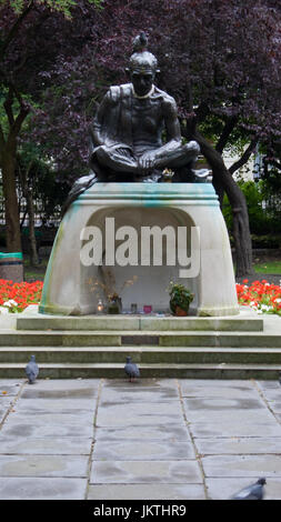 Dévoilé en 1968, le Mahatma Gandhi, statue par Fredda est brillant au centre de Tavistock Square. Banque D'Images