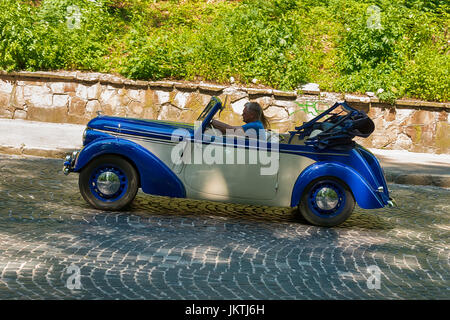 Lviv, Ukraine - juin 4, 2017:ancienne rétro voiture Skoda en tenant la participation au grand prix 2017 course Leopolis, Ukraine. Banque D'Images