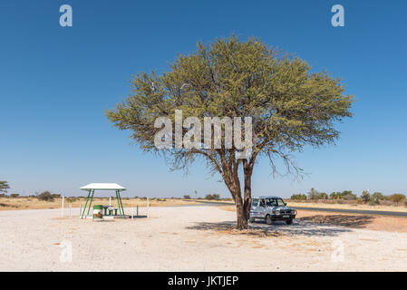 MARIENTAL, NAMIBIE - Juin 14, 2017 : un lieu de repos ombragé à côté du B1-route entre Mariental et Kalkrand Banque D'Images