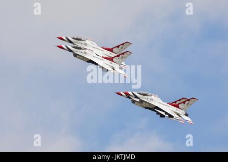 Les Thunderbirds de l'USAF F-16 Fighting Falcon volant en formation au Royal International Air Tattoo 2017 Banque D'Images