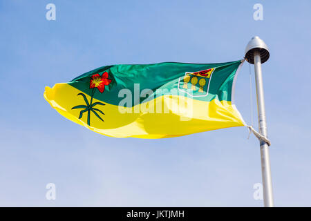 Le drapeau de la Saskatchewan contre le ciel bleu. Regina, Saskatchewan, Canada. Banque D'Images