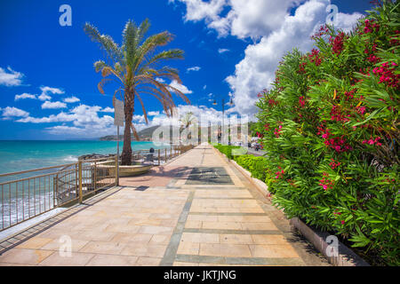 COGOLETO, ITALIE - Juillet 2017 - promenade avec palmiers, Cogoleto ville et de l'eau Azur Riviera, Italie, ligurie, italie Banque D'Images