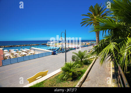 SANREMO, ITALIE - Juillet 2017 - promenade de plage à Sanremo, Italie Méditerranée, Riviera, Italie, Europe. Banque D'Images