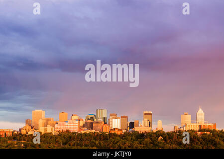 Arc-en-ciel sur Edmonton. Edmonton, Alberta, Canada. Banque D'Images