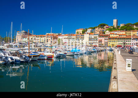 CANNES, FRANCE - Juillet 2017 - Port de Cannes ville aux maisons colorées et de la promenade, d'Azur, France, Europe. Banque D'Images