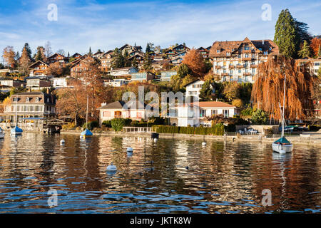 Panorama d'Oberhofen et le lac de Thoune. Oberhofen, Berne, Suisse. Banque D'Images