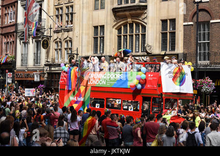 Les partisans de l'ouverture des portes sur la route de bienfaisance Londres double-decker bus rouge à travers le centre de Londres, dans la fierté de Londres parade, 2017. Banque D'Images