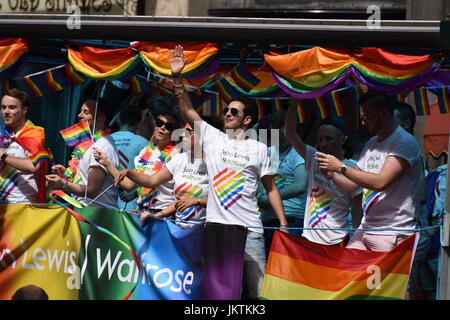 John Lewis Waitrose représentants sur le chariot à l'arc-en-ciel à Londres Pride Parade 2017. Banque D'Images