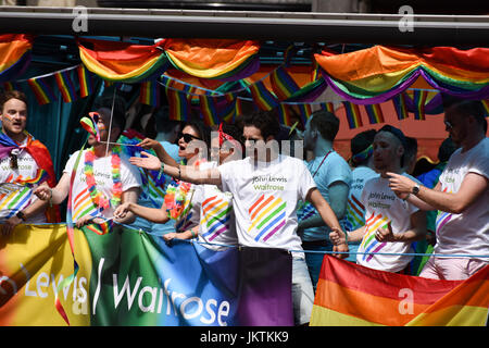 John Lewis Waitrose représentants sur le chariot à l'arc-en-ciel à Londres Pride Parade 2017. Banque D'Images