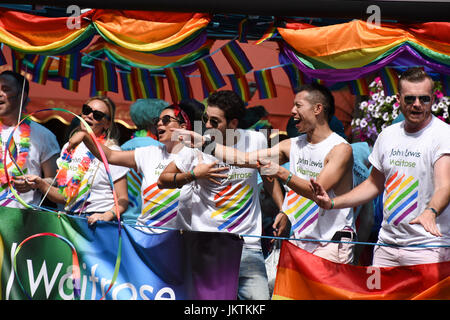 John Lewis Waitrose représentants sur le chariot à l'arc-en-ciel à Londres Pride Parade 2017. Banque D'Images