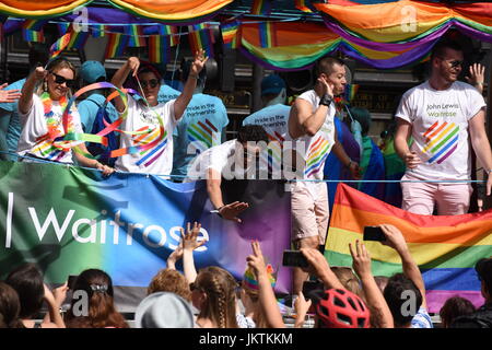 John Lewis Waitrose représentants sur le chariot à l'arc-en-ciel à Londres Pride Parade 2017. Banque D'Images