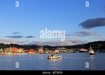 Front de mer d'Oban, Scotland, baigné de lumière du soleil du soir Banque D'Images