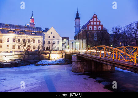 Vieille ville d'Opole à travers la rivière Oder. Opole Opolskie, Pologne. Banque D'Images