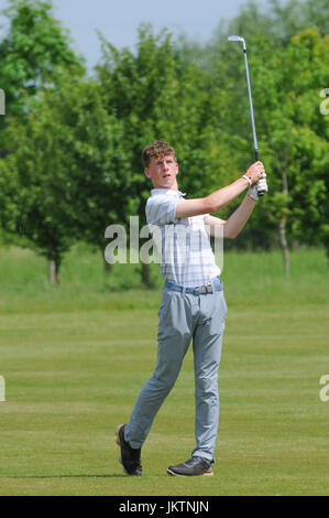 Adolescent enfant Junior golf golfeur Banque D'Images