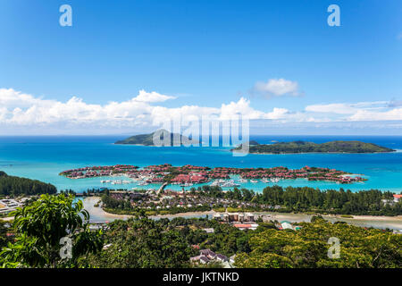 East cost avec Eden Island (artificiel), l'Île au Cerf, Parc national marin Sainte Anne à partir de ci-dessus, l'île de Mahé, Seychelles, océan Indien Banque D'Images