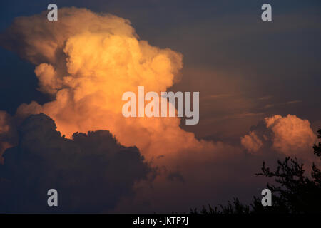 Thunderheads lointain sur Dallas Texas ont une lueur orange en raison du soleil couchant. Banque D'Images