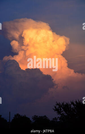 Thunderheads lointain sur Dallas Texas ont une lueur orange en raison du soleil couchant. Banque D'Images