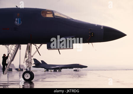 Un pilote monte à bord d'un United States Air Force supersonic B1 bomber à Ellsworth Air Force Base, le Dakota du Sud. Banque D'Images