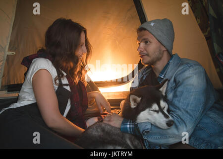 Couple avec chien en tente Banque D'Images