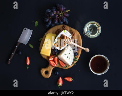 Sélection de vin ou fromage apéritif snack-set. La variété de fromage, raisins, noix de pécan Banque D'Images