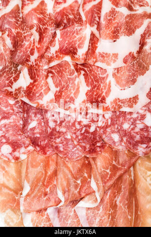 Composition d'antipasti italiens de types de charcuterie. Banque D'Images