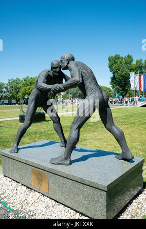 Sculpture 'lutteurs' en face du musée des sports et du tourisme, Varsovie, Pologne Banque D'Images