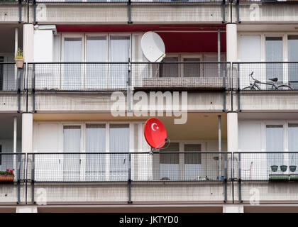 Drapeau turc sur la parabole au bloc de logements sociaux à Pallasseum Pallastrasse dans le quartier Wilmersdorf de Berlin, Allemagne. Banque D'Images