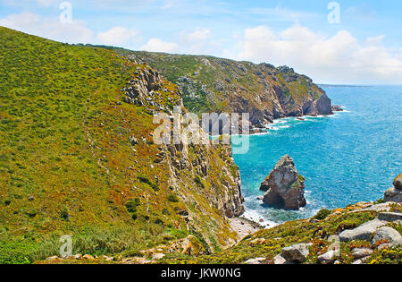 La pittoresque côte du cap Roca avec des falaises rocheuses, couvertes de hottentot-figs et d'énormes rochers de la rive, Sintra, Portugal. Banque D'Images