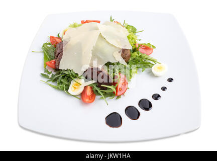 Salade de foie de poulet avec des tomates cerises. Isolé sur un fond blanc. Banque D'Images