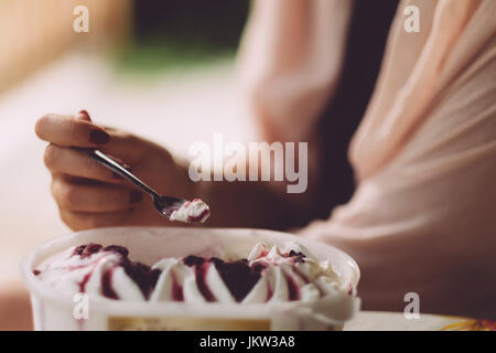 Woman eating ice cream Banque D'Images