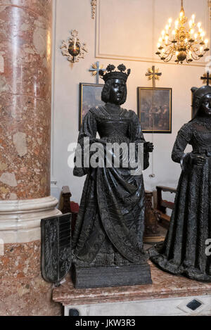 Une statue en bronze d'Elizabeth de Luxembourg dans l'église Hofkirche (Cour), Innsbruck, Tyrol, Autriche Banque D'Images