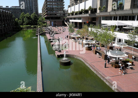 Barbican Centre et de Barbican Estate utilisation mixte et complexe résidentiel art bâtiments & terrasse au bord du lac jardins en ville de London UK KATHY DEWITT Banque D'Images