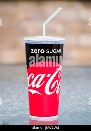 Tasse de Coca-Cola avec paille Banque D'Images