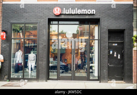 Un magasin lululemon athletica dans le quartier branché de Williamsburg près de Brooklyn à New York, le samedi 22 juillet 2017. Le MTA sera finalement l'arrêt du train pour réparer le tunnel, endommagé par l'Ouragan Sandy. Les entreprises s'inquiètent de leur survie de touristes d'être en mesure d'accéder facilement le quartier. (© Richard B. Levine) Banque D'Images