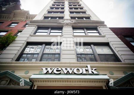 Un panneau annonce l'emplacement d'un WeWork un co-working space à New York, le dimanche 23 juillet, 2017. WeWork aurait augmenté récemment 760 millions de dollars en une série G cycle de financement. La société est maintenant évalué à environ 20 milliards de dollars. (© Richard B. Levine) Banque D'Images