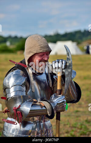 Portrait de la reconstitution médiévale en armure costume avec casque reposant sur hache Banque D'Images