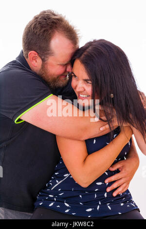 Happy Young couple hugging Banque D'Images