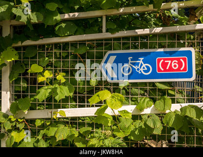 Close up of white fence avec randonnée à vélo 76, chemin Riverside signe sur Haddington, East Lothian, Scotland, UK, en été Banque D'Images