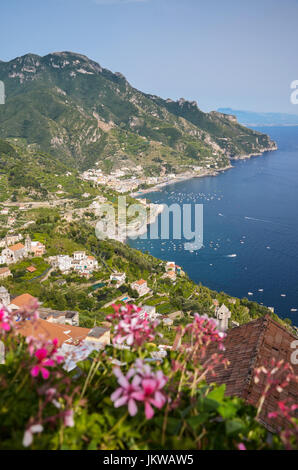 Vue magnifique de la ville impressionnante maiori sur amalfi coast, italie Banque D'Images