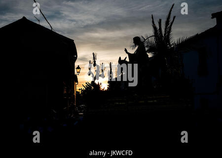 De notre gracieuse silhouette Père Jésus figure pendant la procession qui a lieu le dimanche des Rameaux de l'inland village de Sierra de Yeguas. Sierra de Yeguas est un village d'environ 3 500 habitants, c'est l'économie est principalement basée sur le secteur agricole puisqu'il n'est loin de la zone touristique de la province de Malaga. Le dimanche des Rameaux, le constituated récemment Confrérie de Notre Père Jésus grâce à des parades, en milieu d'après-midi, la procession est un événement familial collectif où grandi et les enfants participent actievley et célébrer l'arrivée de Jésus à Jérusalem. Banque D'Images