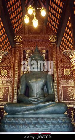 Statue de Bouddha noir en thai temple à Chiang Mai, Thaïlande. Banque D'Images