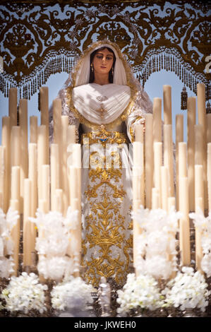 Les membres de la Fraternité Rocio transporter Vierge Marie de la rosée, au cours de la procession de Pâques à Malaga, Espagne. Date : 04/19/2011. Photographe : Xabier Mikel Laburu Van Woudenberg.------------------ Porteadores de la cofradía del Rocío cargan con la imagen de María Santísima del Rocío para salir en procesion durante la Semana Santa de Málaga. Fecha : 19/04/2011. Fotógrafo : Xabier Mikel Laburu Van Woudenberg. Banque D'Images