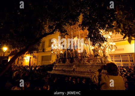 Les membres de la confrérie Santo Sepulcro portent le trône de la Vierge Marie de la solitude, pendant la procession du Vendredi Saint à Malaga, Espagne. Date : 04/22/2011. Photographe : Xabier Mikel Laburu Van Woudenberg.------------------------------ membres de la cofradía del Santo Sepúcro transportan el trono de Nuestra Señora de la Soledad, durante la procesion del Viernes Santo en Málaga, España. Fecha : 22/04/2011. Fotógrafo : Xabier Mikel Laburu Van Woudenberg. Banque D'Images