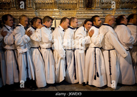 Les membres de la fraternité Prendimiento portent le trône de la Vierge Marie du Grand pardon, lors de la procession du dimanche des palmiers à Malaga, en Espagne. Date: 04/17/2011. Photographe: Xabier Mikel Laburu Van Woudenberg.--------------------------- Miembros de la Hermandad del Prendimiento transportanan el trono de la María Santísima del Gran Perdón durante la del Ramios de la España, Málaga, en procesión de Domingue. Fecha:17/04/2011. Fotógrafo: Xabier Mikel Laburu Van Woudenberg. Banque D'Images