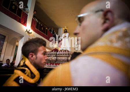 Les membres de la Fraternité Cautivo se sentent déoliés après avoir décidé de ne pas faire la procession doe au risque de pluie pendant Pâques à Malaga, Espagne. Date: 04/18/2011. Photographe: Xabier Mikel Laburu Van Woudenberg.--------------------------- Miembros de la Cofradía del Cautivo están desolados tras la decisión de no salir a la procesión por Culpa del Semuña, via Santa España de la Durante. Fecha: 18/04/2011. Fotógrafo: Xabier Mikel Laburu Van Woudenberg. Banque D'Images