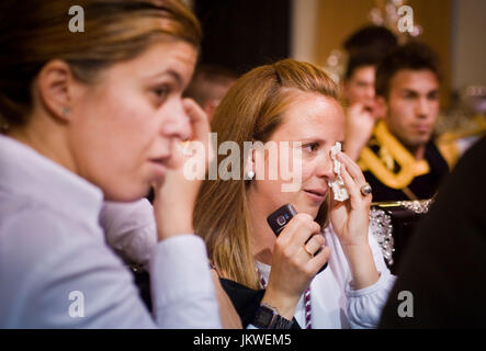 Les membres de la Fraternité Cautivo se sentent déoliés après avoir décidé de ne pas faire la procession doe au risque de pluie pendant Pâques à Malaga, Espagne. Date: 04/18/2011. Photographe: Xabier Mikel Laburu Van Woudenberg.--------------------------- Miembros de la Cofradía del Cautivo están desolados tras la decisión de no salir a la procesión por Culpa del Semuña, via Santa España de la Durante. Fecha: 18/04/2011. Fotógrafo: Xabier Mikel Laburu Van Woudenberg. Banque D'Images