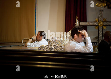 Les membres de la Fraternité Cautivo se sentent déoliés après avoir décidé de ne pas faire la procession doe au risque de pluie pendant Pâques à Malaga, Espagne. Date: 04/18/2011. Photographe: Xabier Mikel Laburu Van Woudenberg.--------------------------- Miembros de la Cofradía del Cautivo están desolados tras la decisión de no salir a la procesión por Culpa del Semuña, via Santa España de la Durante. Fecha: 18/04/2011. Fotógrafo: Xabier Mikel Laburu Van Woudenberg. Banque D'Images