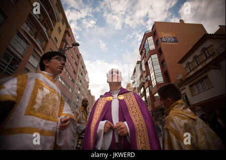 Le prêtre de la Nueva Esperanza Brotherhood revient sur le trône de Virgin Maria d'espoir à Malaga lors de la célébration de Pâques en Espagne. Date : 04/19/2011. Photographe : Xabier Mikel Laburu Van Woudenberg------------------- El cura de la cofradía de Nueva Esperanza mira hacia la figura de María Santísima de Nueva Esperanza en Málaga durante las fiestas de Semana Santa en España. Fecha : 19/04/2011. Fotógrafo : Xabier Mikel Laburu Van Woudenberg. Banque D'Images