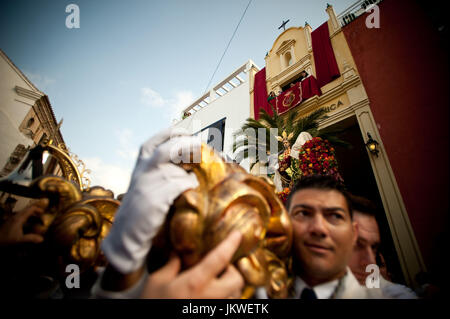 Les membres de la Fraternité Pollinica quittent leur maison en marche en procession portant les images de Jésus Christ entrant à Jérusalem pendant le dimanche des palmiers à Malaga, en Espagne. Date : 04-17-2011. Photographe: Xabier Mikel Laburu Van Woudenberg.---------------- Miembros de la Hermandad de Pollinica sacando en procesión el trono de Nuestro Padre Jesus a su Entrada en Jerusalén, durante el Domingo de Ramos en Málaga, España. Fecha : 17-04-2011. Fotógrafo: Xabier Mikel Laburu Van Woudenberg. Banque D'Images