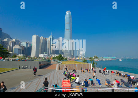 HONG KONG, CHINE - le 26 janvier 2017 : foule de personnes faisant de l'exercice de Tai Chi le matin, avec un downton de la ville de Hong Kong comme arrière-plan. Banque D'Images